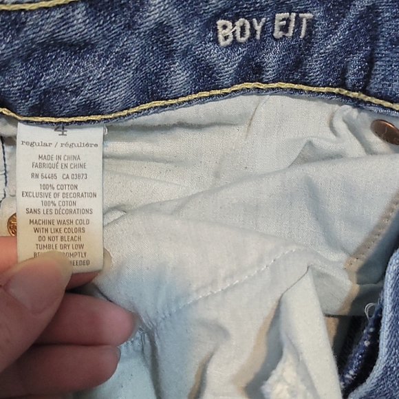 American Eagle mid rise light wash boyfit destroyed crops size 4 - Picture 6 of 6